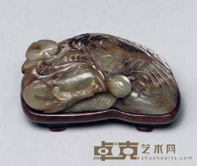 MING DYNASTY， 16TH/17TH CENTURY A MOTTLED CELADON AND RUSSET JADE PHOENIX 